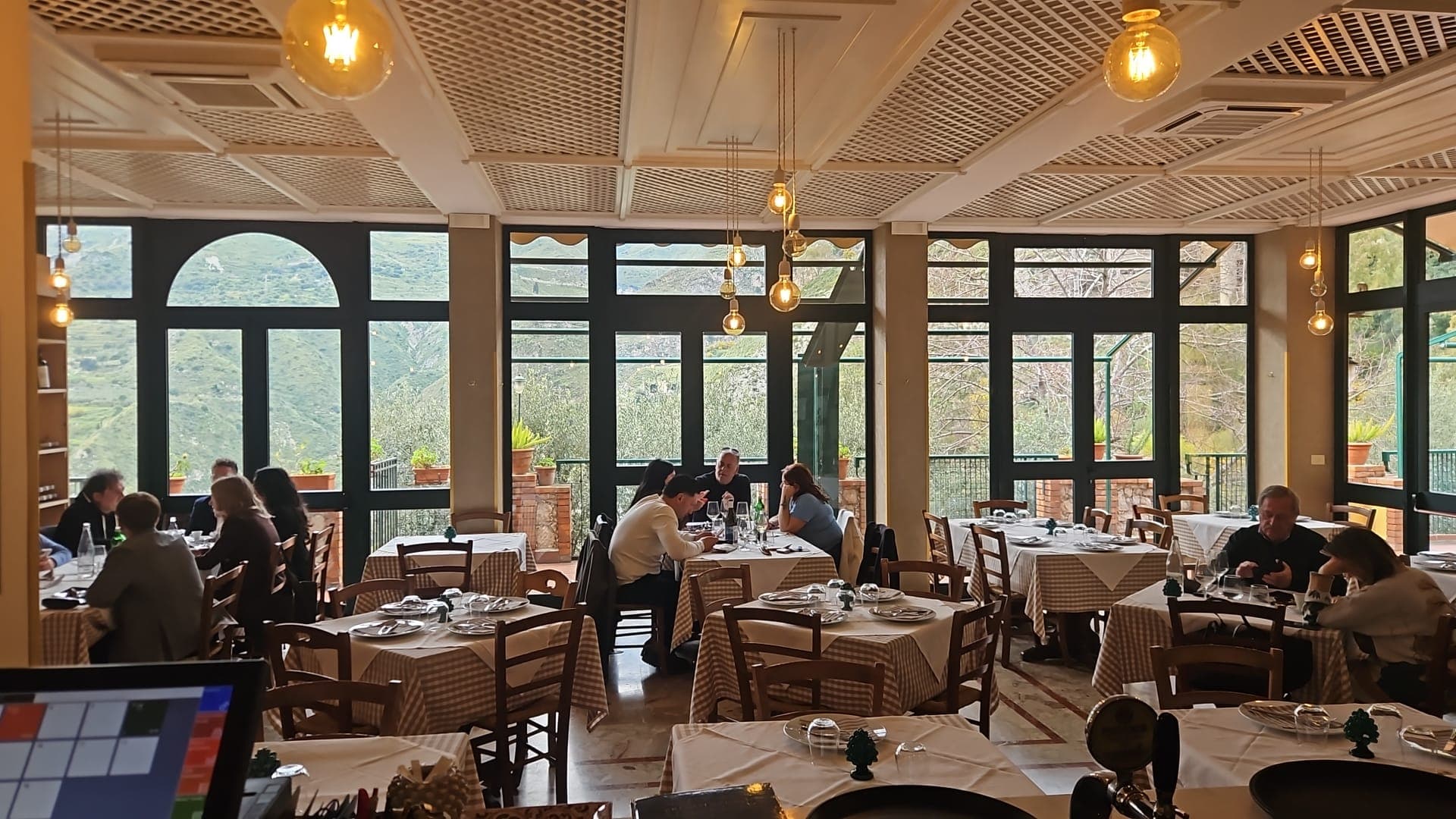 Le Tre Vie — terrace and Sicilian cuisine